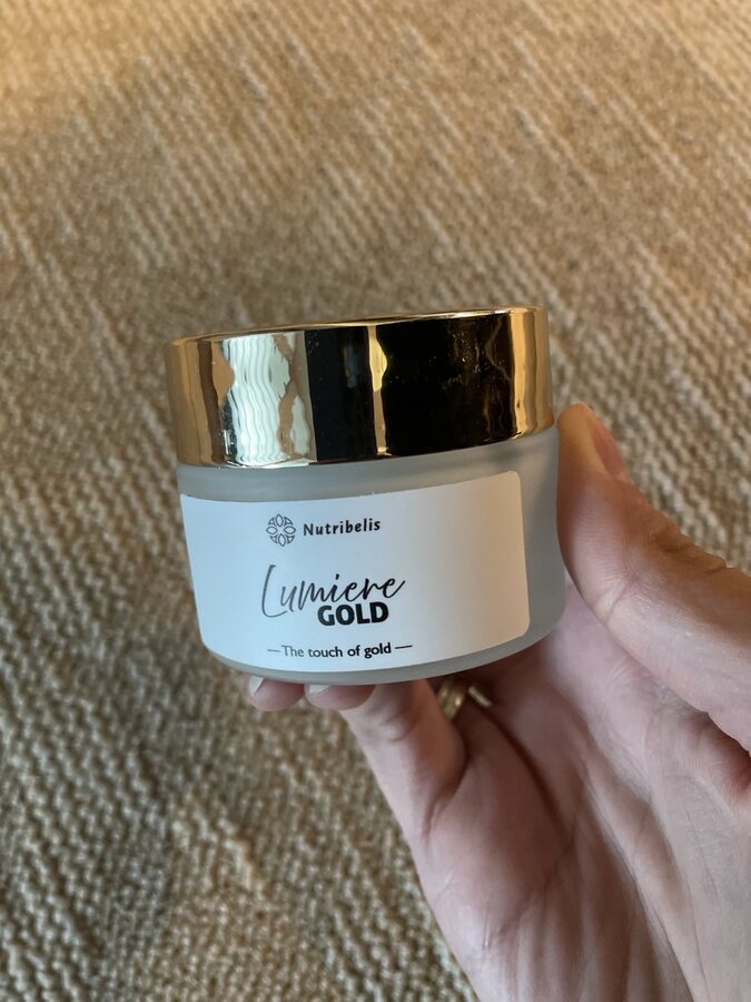 Lumiere Gold – echtes Foto des Tiegels in der Hand